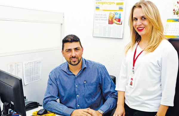Rodrigo Dematei, aluno de tecn&oacute;logo em marketing, que iniciou est&aacute;gio na semana passada na pr&oacute;pria Iescamp, ao lado da coordenadora do curso, Lilian Cristina Almeida  (Dominique Torquato/ AAN)