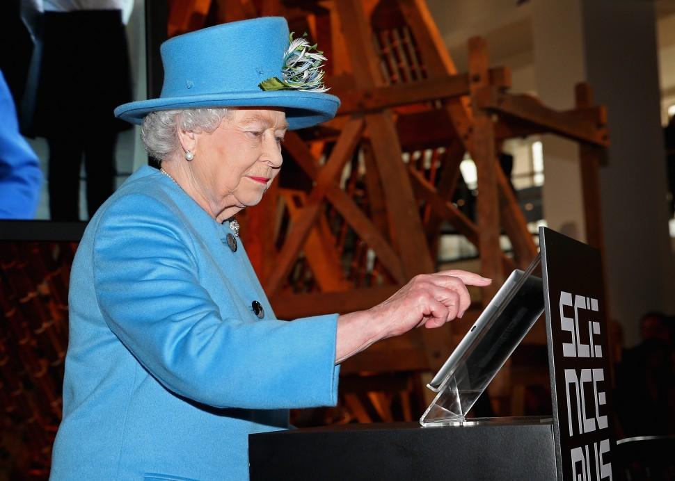 Monarca brit&acirc;nica entrou nesta sexta na rede social Twitter durante visita ao Museu de Ci&ecirc;ncias de Londres, que assinou como &quot;Elizabeth R&quot; (Chris Jackson/ AFP)