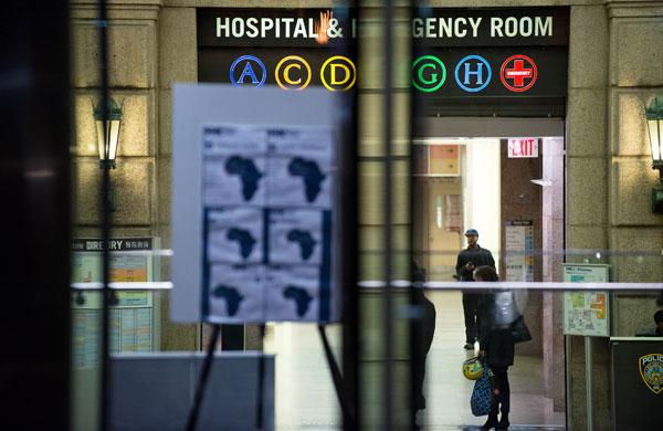 Um alerta de sa&uacute;de &eacute; exibido na entrada do Bellevue Hospital 23 de outubro de 2014 em Nova York  (Bryan Thomas/ AFP)