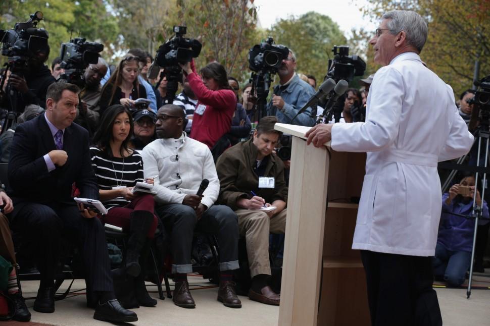Durante coletiva, m&eacute;dico anuncia a cura do Ebola de duas enfermeiras (France Press)