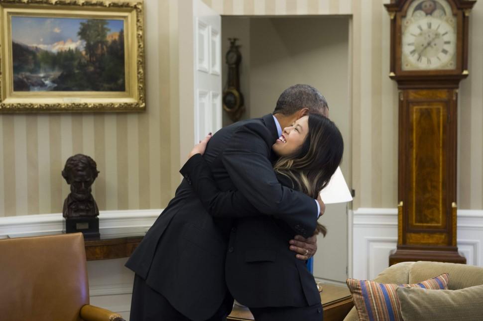 Nina Pham foi recebida no Sal&atilde;o Oval pelo presidente dos EUA (France Press)