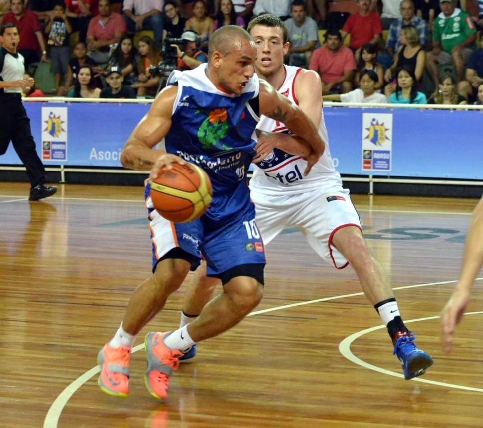 Defensor Sporting, enfrenta, Paschoalotto/Bauru (de azul), Liga Sul-Americana de Basquete (Henrique Costa/Divulgação Bauru Basket)