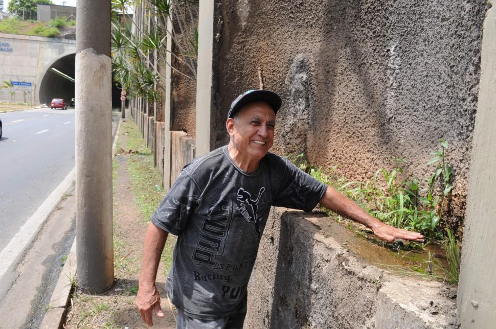 Ademar aproveitou para se lavar na bica ap&oacute;s carro quebrar no t&uacute;nel (Dominique Torquato/ AAN)