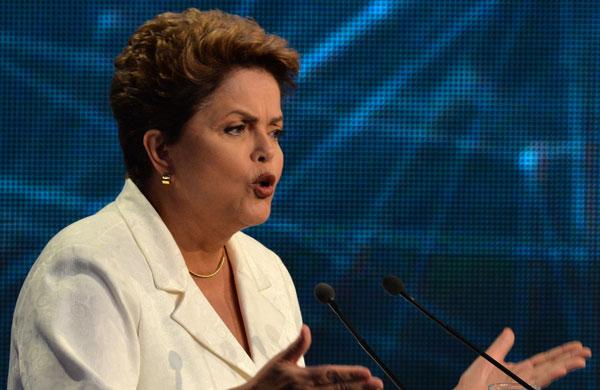 Dilma evita se prometer o fim do fator previdenci&aacute;rio (Nelson Almeida/ AFP)