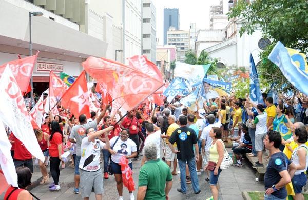 Militantes do PT e PSDB tomaram conta da Rua 13 de Maio, no Centro de Campinas ( Carlos Sousa Ramos/ AAN)