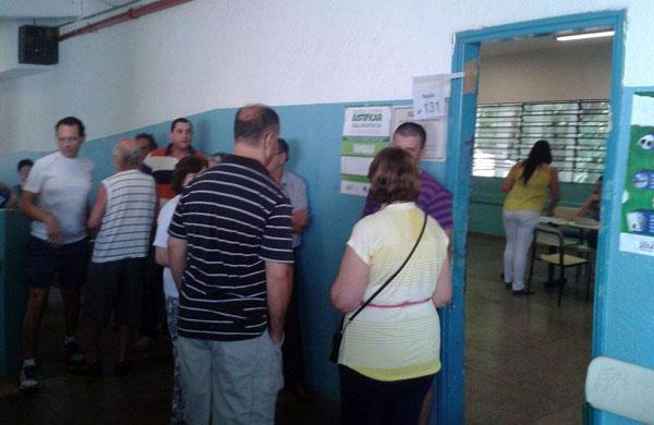 Manh&atilde; de vota&ccedil;&atilde;o em Campinas. Eleitores esperam vez de votar na E. E. Prof. Milton de Tolosa (Cesar Rodrigues/ ANN)