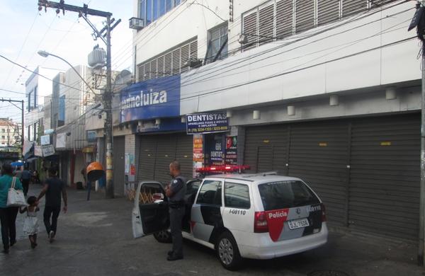 magazine luiza, roubo celular, celulares, pol&iacute;cia militar, centro, &aacute;lvares machado, domingo, bandidos, telhado (Yasmine Souza/AAN)