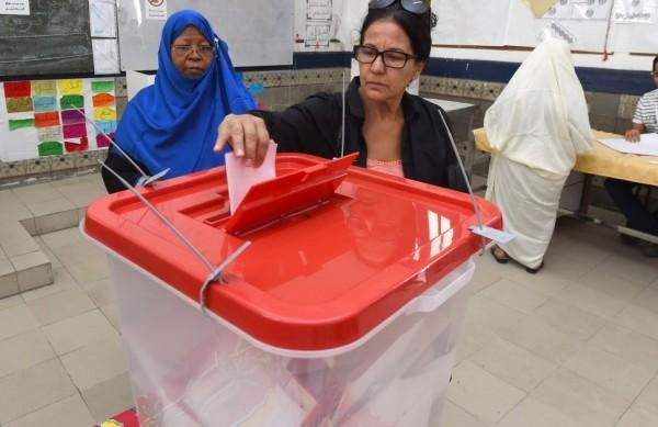Dois partidos s&atilde;o favoritos: o da situa&ccedil;&atilde;o islamita Ennahda e o Nidaa Tounes (France Press)