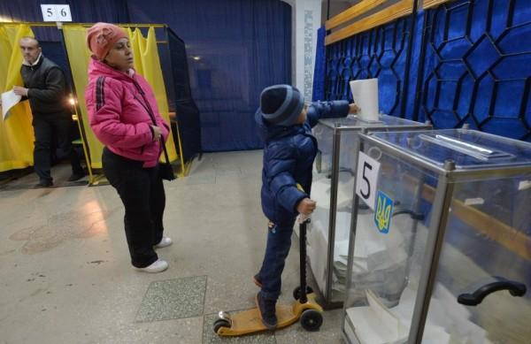 Participa&ccedil;&atilde;o foi moderada: at&eacute; o in&iacute;cio da tarde apenas 20,3% foi &agrave;s urnas  (France Press)