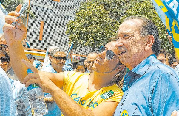 O candidato a vice na chapa tucana &agrave; Presid&ecirc;ncia, Aloysio Nunes, posa para selfie com militante durante caminhada ontem pelas ruas do Centro de Campinas, na sexta-feira ( Dominique Torquato/ AAN)