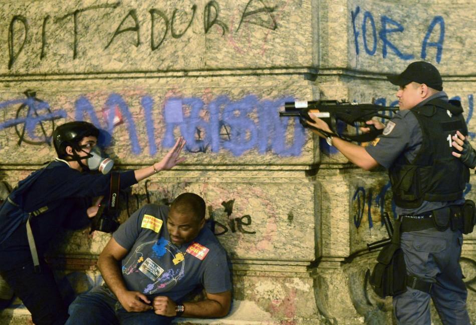 Após protestos pacíficos realizados no Rio e em São Paulo no Dia do Professor, integrantes do Black Bloc incendiaram agências bancárias, restaurantes e lojas e depredaram ônibus e até veículos da Polícia Militar (France Presse)