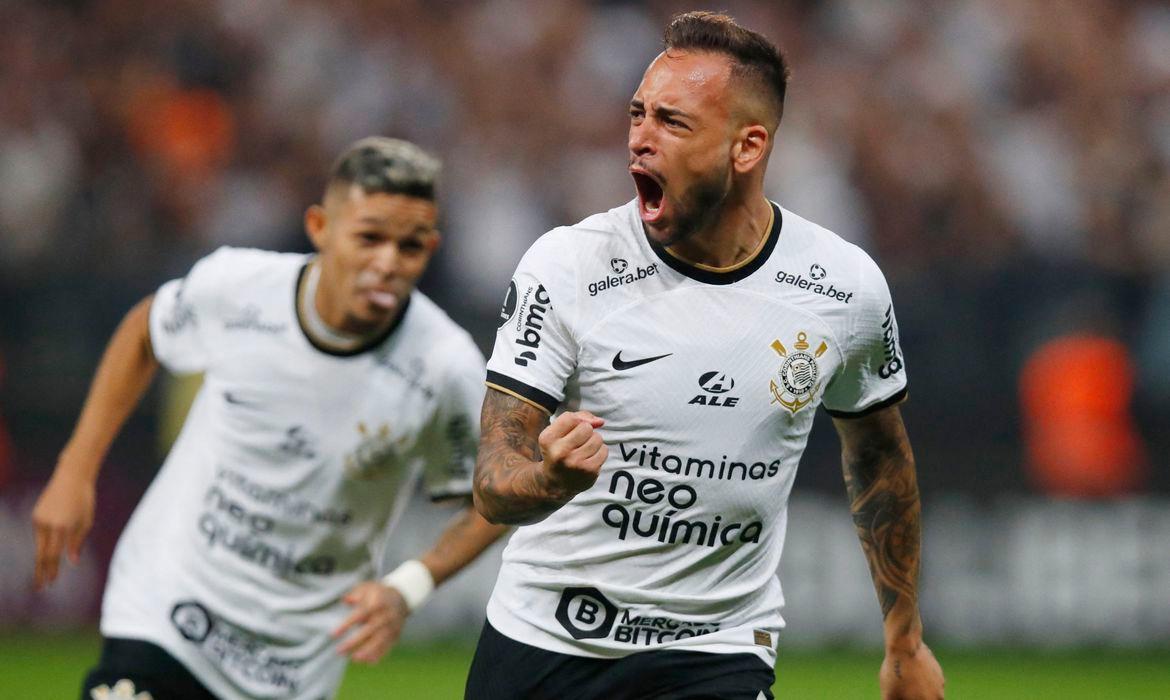 Volante marca os dois gols do triunfo de 2 a 0 (Reuters/ Amanda Perobelli)