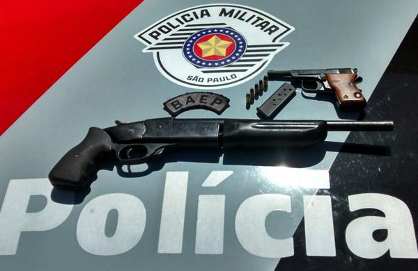 Adolescente afirmou que comprou as duas armas por R$ 1.300; muni&ccedil;&otilde;es tamb&eacute;m apreendidas (Baep/ Divulgação)