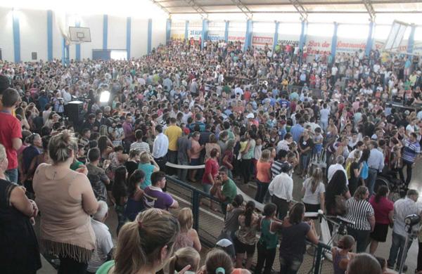 Mais de tr&ecirc;s mil pessoas acompanharam o vel&oacute;rio e o sepultamento das v&iacute;timas da trag&eacute;dia em Ibitinga (Malavolta Jr/Jornal A Cidade de Bauru)