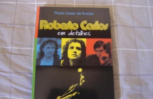 Apesar de n&atilde;o trazer sua assinatura, a edi&ccedil;&atilde;o do livro 'Roberto Carlos' &eacute; do cantor ( Divulgação)