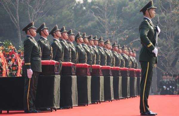 Soldados, Chineses, Homenagem, M&aacute;rtires, Corpos, Devolvidos, Coreia do Sul, Guerra da Coreia (France Press)