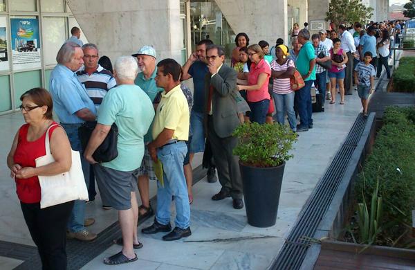 Filas se formaram nas primeiras horas do dia; programa oferece at&eacute; 90% de desconto em juros e multas para o pagamento de d&iacute;vidas  (Shana Maria Pereira/ Correio Popular)