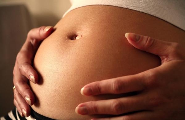 A balconista Elis&acirc;nia da Concei&ccedil;&atilde;o Leal, de 40 anos, gr&aacute;vida de dois meses, foi assassinada pelo amante, um homem casado, porque se negava a fazer o aborto ( Cedoc/RAC)