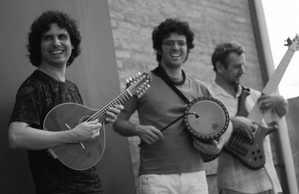 Almir C&ocirc;rtes (&agrave; esq.) e os m&uacute;sicos Chico Santana e Ronaldo Saggiorato ( Divulgação)