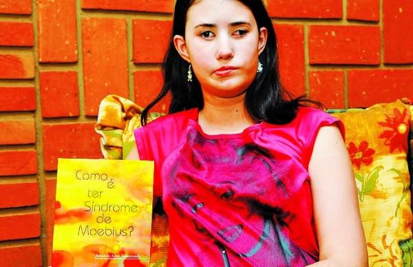 Amanda Novo Nascimento, de 17 anos, com o livro em que fala sobre a s&iacute;ndrome, que ainda &eacute; pouco conhecida ( César Rodrigues/ AAN)