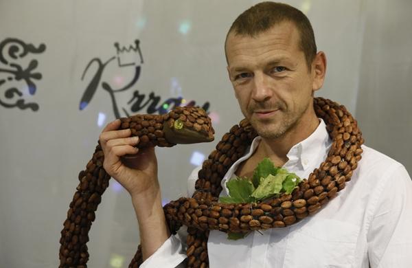 Fabricante franc&ecirc;s de chocolate cru, Frederic Marr, no Sal&atilde;o Internacional do Chocolate em Paris (France PRess)