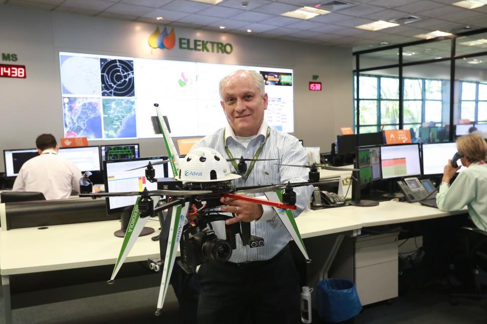 Jos&eacute; Resende, da Elektro, com o drone que &eacute; utilizado para fazer inspe&ccedil;&atilde;o na rede el&eacute;trica da companhia: mais r&aacute;pidos e com vis&atilde;o privilegiada ( Leandro Ferreira/ AAN)