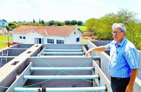 Antonio Carlos Bernardi, superintendente da Saehol, na nova obra da esta&ccedil;&atilde;o de tratamento de &aacute;gua de Holambra: falta verba para amplia&ccedil;&atilde;o ( César Rodrigues/ AAN)