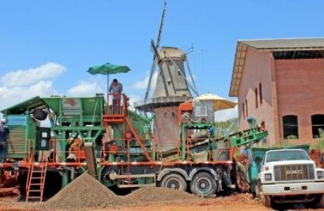 Processamento do entulho e das fresas, feito com m&aacute;quina de tritura cedida pelo Consab, &eacute; o primeiro passo do trabalho ( Divulgação)
