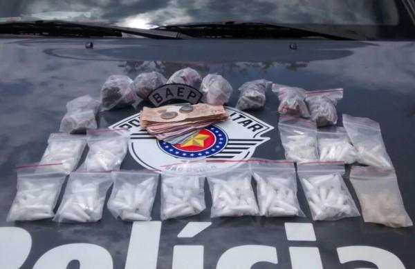 Flagrante do tr&aacute;fico de drogas aconteceu durante uma ronda policial no DIC II em Campinas  (Divulgação/Baep)
