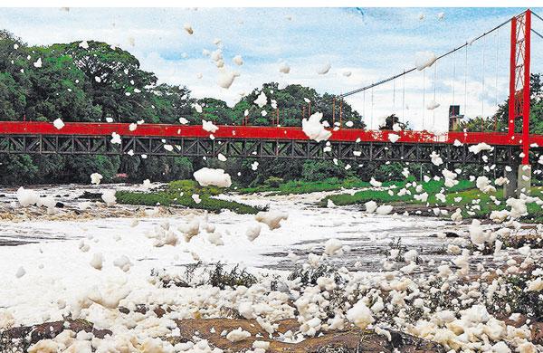 Espuma branca sobre as &aacute;guas barrentas do rio na manh&atilde; desta quarta-feira (5) &agrave; noite, a vaz&atilde;o era de 24 mil litros de &aacute;gua por segundo (Mateus Medeiros/ Gazeta de Piracicaba)