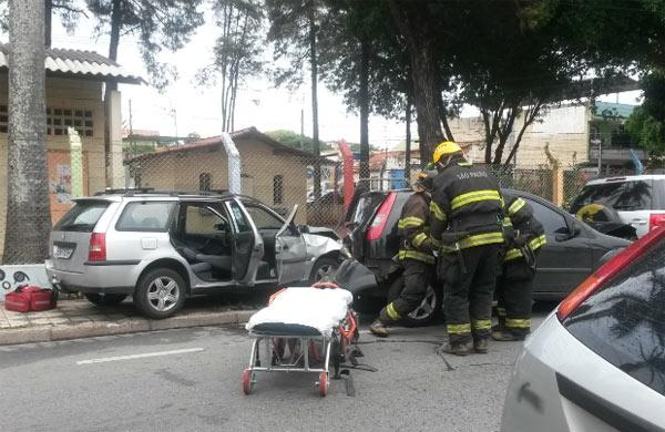 Duas v&iacute;timas ficam feridas com o choque dos ve&iacute;culos  ( Divulgação)