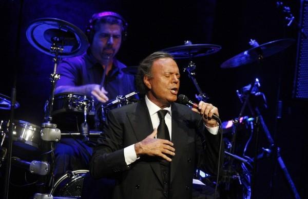 A despedida de Julio Iglesias come&ccedil;ou em 2013 com a turn&ecirc; de divulga&ccedil;&atilde;o do &aacute;lbum 1, lan&ccedil;ado em 2011 ( Divulgação)