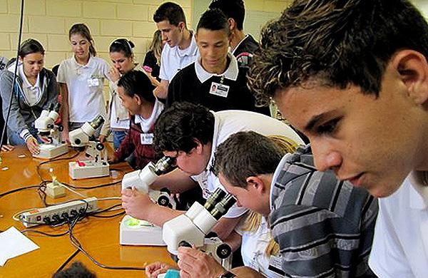 Alunos em laborat&oacute;rio da Faculdade de Tecnologia do Estado de S&atilde;o Paulo (Fatec) ( Divulga&ccedil;&atilde;o)