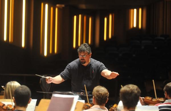 Ensaio do maestro Victor Hugo Toro com a Orquestra Sinf&ocirc;nica de Campinas ( Dominique Torquato/AAN)