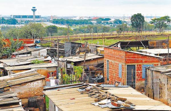 Casas constru&iacute;das em &aacute;rea desapropriada: moradores preferem o risco de perder o im&oacute;vel a pagar aluguel  ( César Rodrigues/ AAN)