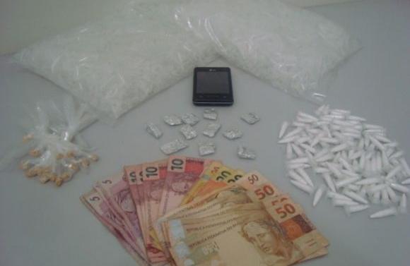 Onze por&ccedil;&otilde;es de maconha e 98 de coca&iacute;na, al&eacute;m de R$ 536 em dinheiro, estavam em poder do rapaz, em Sorocaba ( Divulgação)