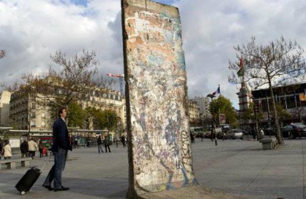Peda&ccedil;o do muro de Berlim est&aacute; exposto em Paris: s&iacute;mbolo da liberdade (France Press)