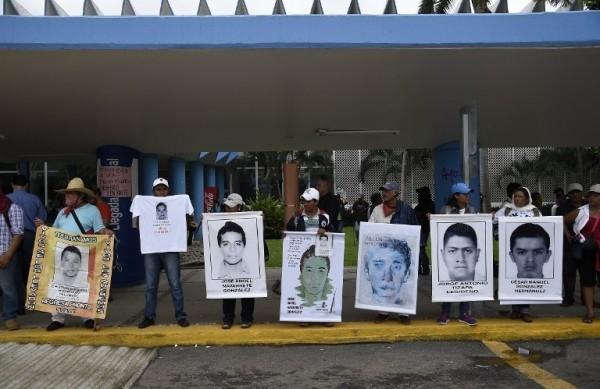 Milhares de estudantes e pais dos 43 jovens desparecidos exigem que governo mexicano mantenham as buscas  (France Press)