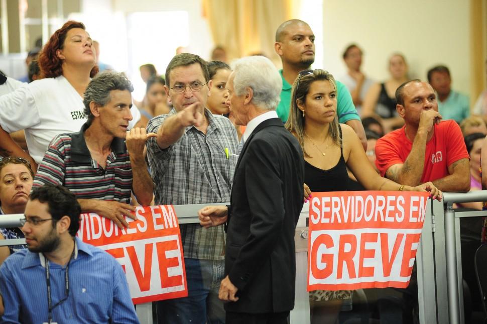 Servidores municipais, Americana, fizeram, protesto, C&acirc;mara Municipal (Dener Chimeli/O Liberal )