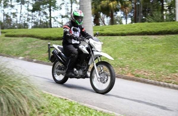 NXR 160 Bros 2015 &eacute; uma moto 90% nova, com visual renovado e moderno ( Divulgação)