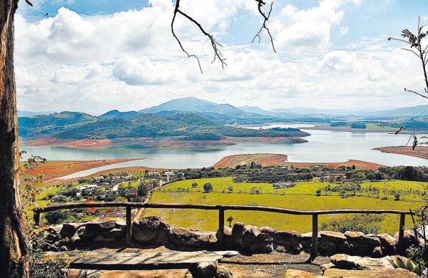 Represa Jaguari-Jacare&iacute;, a maior do Cantareira, entre Bragan&ccedil;a Paulista e Vargem: atual crise h&iacute;drica &eacute; a pior da hist&oacute;ria (Luis Moura/ AE)