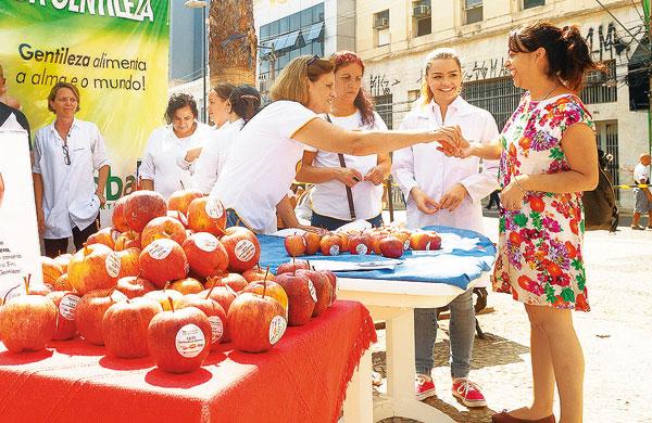 Integrantes do Movimento Gentileza Sim ontem no Largo do Ros&aacute;rio: gesto de carinho para mudar atitudes ( César Rodrigues/ AAN)