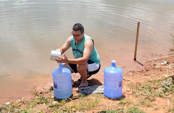 Morador de Estiva Gerbi enche gal&atilde;o de &aacute;gua na Lagoa do Busa ( Dominique Torquato/ AAN)