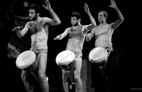 Cena do espet&aacute;culo Primus, do grupo Boa Companhia, que se apresentar&aacute; no festival  ( Divulgação)