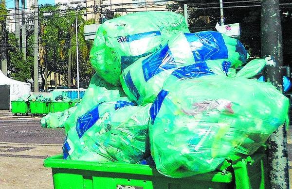 Lixo em ca&ccedil;ambas no Centro de Campinas: contrato da coleta urbana &eacute; prorrogado com a Renova ( Cedoc/ RAC)