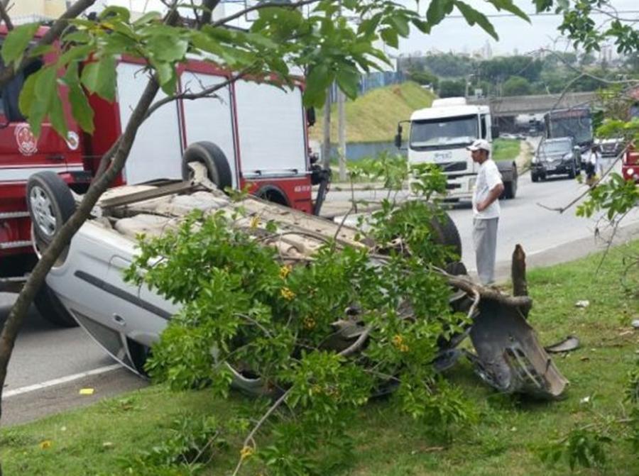 Carro, capota, Estrada do Lajeado ( Divulgação)