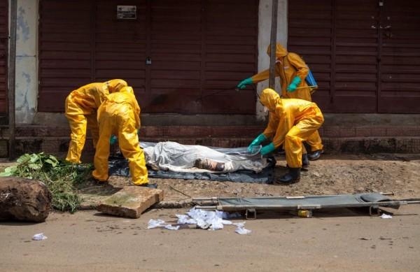 Militares brit&acirc;nicos carregam corpo de v&iacute;tima de Ebola em Serra Leoa, na &Aacute;frica  (AFP)