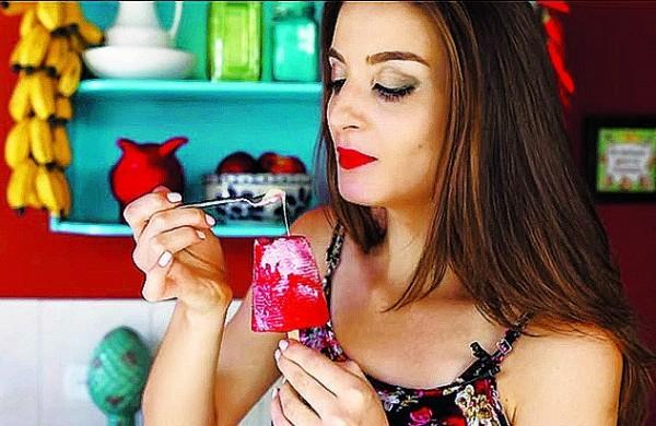 V&iacute;deo em que Gabriela ensina a fazer &quot;paletas&quot; j&aacute; teve 500 mil visualiza&ccedil;&otilde;es ( Divulgação)