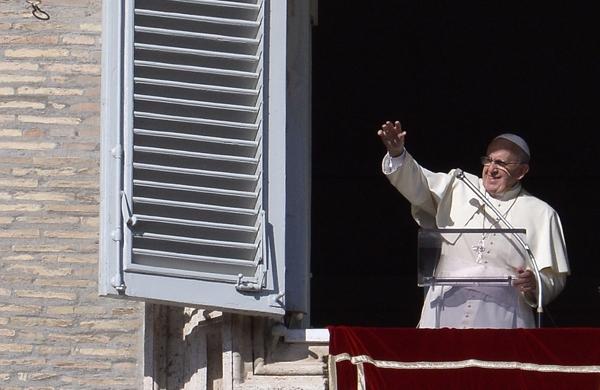 Papa Francisco durante discurso na Pra&ccedil;a S&atilde;o Pedro, no Vaticano (France Press)