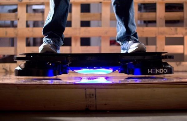 O 'Hendo Hoverboard' consegue levitar em superf&iacute;cies condutivas. Desafiando a gravidade, ele flutua a cerca de 2,54 cent&iacute;metros do ch&atilde;o (France Press)